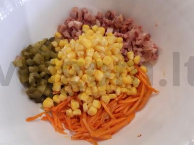 Skanios salotos su rūkyta vištiena ir korėjietiškomis morkomis Žingsnis 3