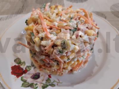 Skanios salotos su rūkyta vištiena ir korėjietiškomis morkomis pagrindine nuotrauka