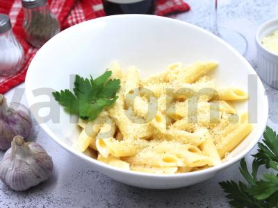 Penne rigate su grietinėlės padažu pagrindine nuotrauka