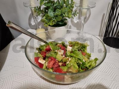 Daržovių salotos su feta ir avokadu pagrindine nuotrauka