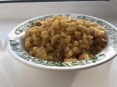 Bulvių makaronai su malta mėsa ir kečupu pagrindine nuotrauka