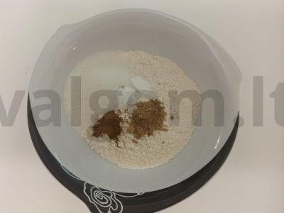 Imbieriniai meduoliai su bananais ant kvietinių miltų Žingsnis 1