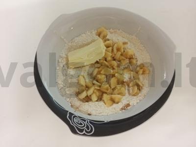 Imbieriniai meduoliai su bananais ant kvietinių miltų Žingsnis 2