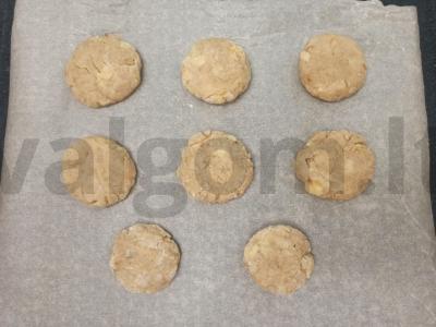 Imbieriniai meduoliai su bananais ant kvietinių miltų Žingsnis 3