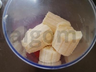 Braškių ir bananų kokteilis su džiovintomis slyvomis Žingsnis 2