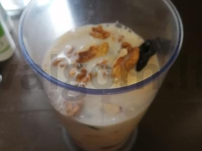 Braškių ir bananų kokteilis su džiovintomis slyvomis Žingsnis 3