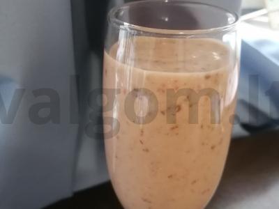 Braškių ir bananų kokteilis su džiovintomis slyvomis pagrindine nuotrauka