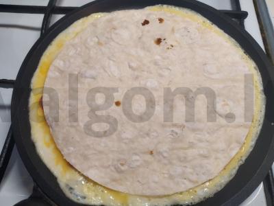 Sultingas omletas su sūriu pitos duonoje Žingsnis 3
