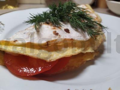 Sultingas omletas su sūriu pitos duonoje pagrindine nuotrauka