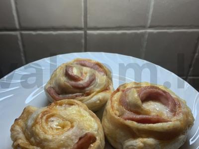 Užkandis "Rosochki" su sūriu ir kumpiu pagrindine nuotrauka