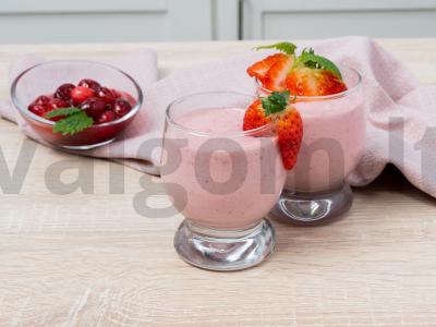 Spanguolių ir grietinėlės desertas pagrindine nuotrauka