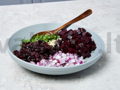 Burokėlių salotos su spanguolėmis Žingsnis 2