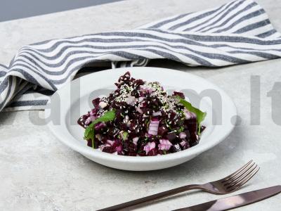 Burokėlių salotos su spanguolėmis pagrindine nuotrauka