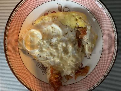 Kiaušiniai su pomidorais ir sūriu pagrindine nuotrauka