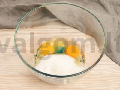 Švelnus mandarinų ir bananų pyragas Žingsnis 2
