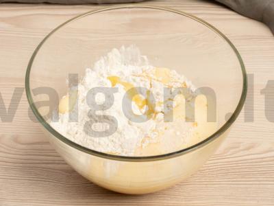 Švelnus mandarinų ir bananų pyragas Žingsnis 3