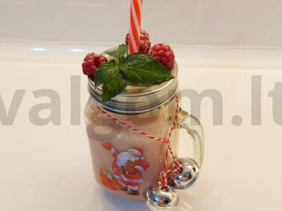 Aromatizuotas uogų ir bananų kokteilis pagrindine nuotrauka
