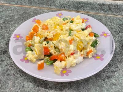Omletas su daržovių mišiniu pagrindine nuotrauka