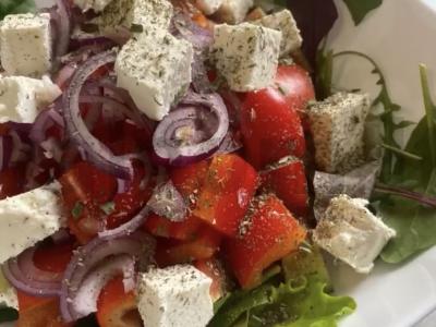 Graikiškos salotos su pomidorais "Rožinis rojus" Žingsnis 7