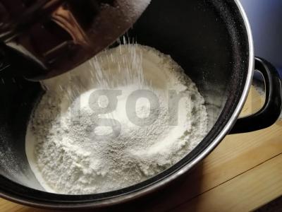 Naminė pica iš mielinės tešlos su bet kokiais įdarais Žingsnis 1