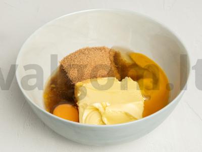 Naujametinės meduolinės eglutės su glajumi Žingsnis 1