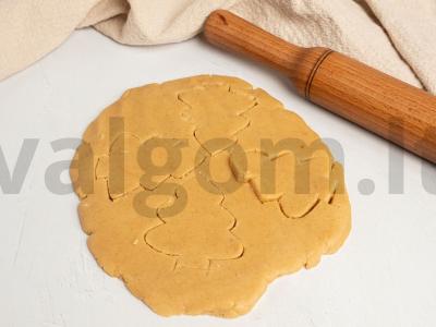 Naujametinės meduolinės eglutės su glajumi Žingsnis 3