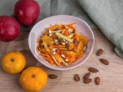 Vitaminų salotos su obuoliais ir mandarinais pagrindine nuotrauka