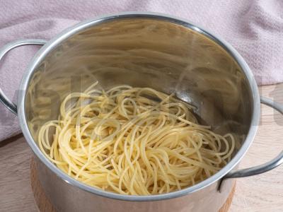 Spagečiai su kalakutienos faršu ir pomidorų-mandarinų padažu Žingsnis 2