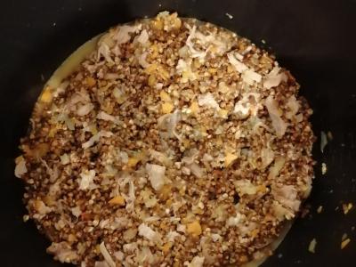 Grikiai su troškiniu multicooker keptuvėje Žingsnis 3