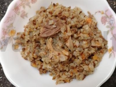 Grikiai su troškiniu multicooker keptuvėje pagrindine nuotrauka
