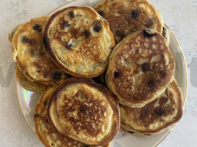 Avinžirnių blyneliai su uogomis pagrindine nuotrauka