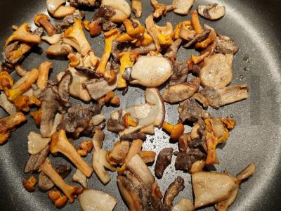 Bulvių apkepas su vištiena ir grybais po sūrio plutele Žingsnis 3