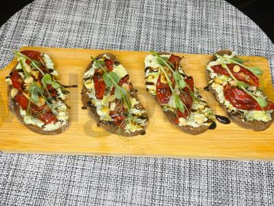 Brusketos su saulėje džiovintais pomidorais ir avokadais pagrindine nuotrauka