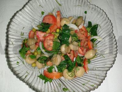 Gardžios salotos su marinuotais grybais pagrindine nuotrauka