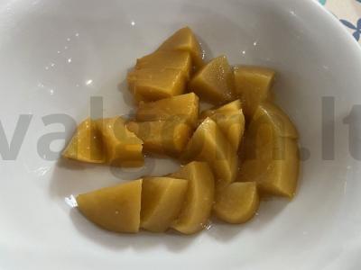 Graikiškas jogurtas su konservuotais persikais ir halva Žingsnis 1