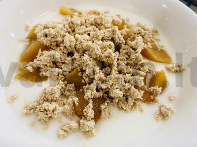 Graikiškas jogurtas su konservuotais persikais ir halva pagrindine nuotrauka