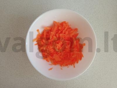 Bulgur su morkomis ir svogūnais keptuvėje Žingsnis 1