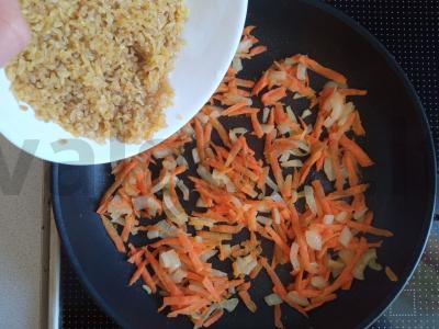 Bulgur su morkomis ir svogūnais keptuvėje Žingsnis 3
