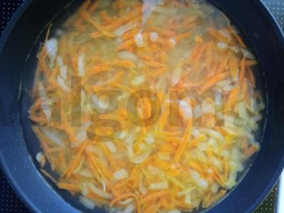Bulgur su morkomis ir svogūnais keptuvėje Žingsnis 4