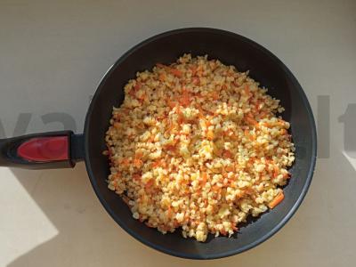 Bulgur su morkomis ir svogūnais keptuvėje pagrindine nuotrauka