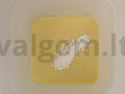 Aromatingi sutirštinto pieno pyragaičiai su grietinės kremu Žingsnis 1