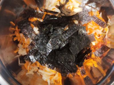 Sultingos salotos su raugintais kopūstais, nori ir moliūgų sėklomis Žingsnis 4