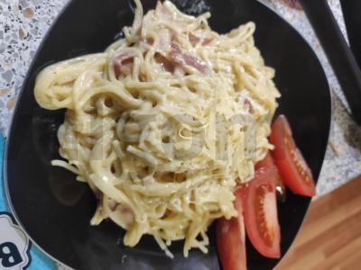Naminiai makaronai carbonara su šonine pagrindine nuotrauka