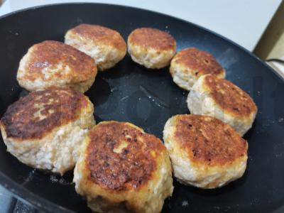 Daug baltymų turintys vištienos kotletai pagrindine nuotrauka