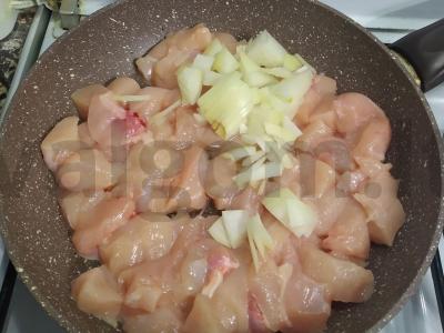 Troškinta vištienos krūtinėlė pomidorų pastoje Žingsnis 7