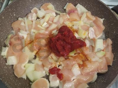 Troškinta vištienos krūtinėlė pomidorų pastoje Žingsnis 8