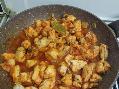 Troškinta vištienos krūtinėlė pomidorų pastoje pagrindine nuotrauka