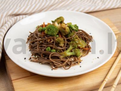 Soba su brokoliais ir žaliaisiais žirneliais pagrindine nuotrauka