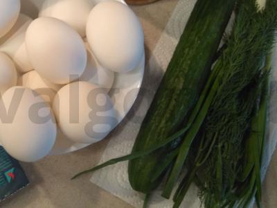 Klasikinės krabų salotos su agurkais Žingsnis 1