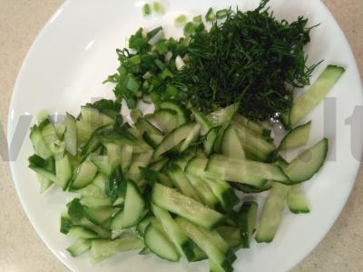 Klasikinės krabų salotos su agurkais Žingsnis 3